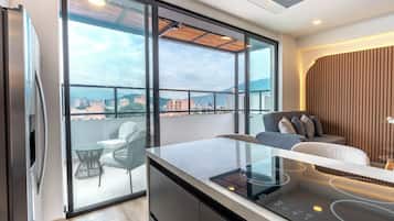 Suíte exclusiva, vista para a cidade | Cozinha privada