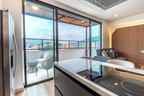 Exclusive Suite, City View | Private kitchen
