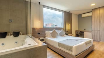 Deluxe Room | In-room safe, desk, laptop workspace, soundproofing