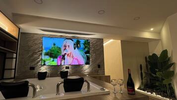 Exclusive Suite, City View | Living area