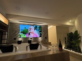 Exclusive Suite, City View | Living area