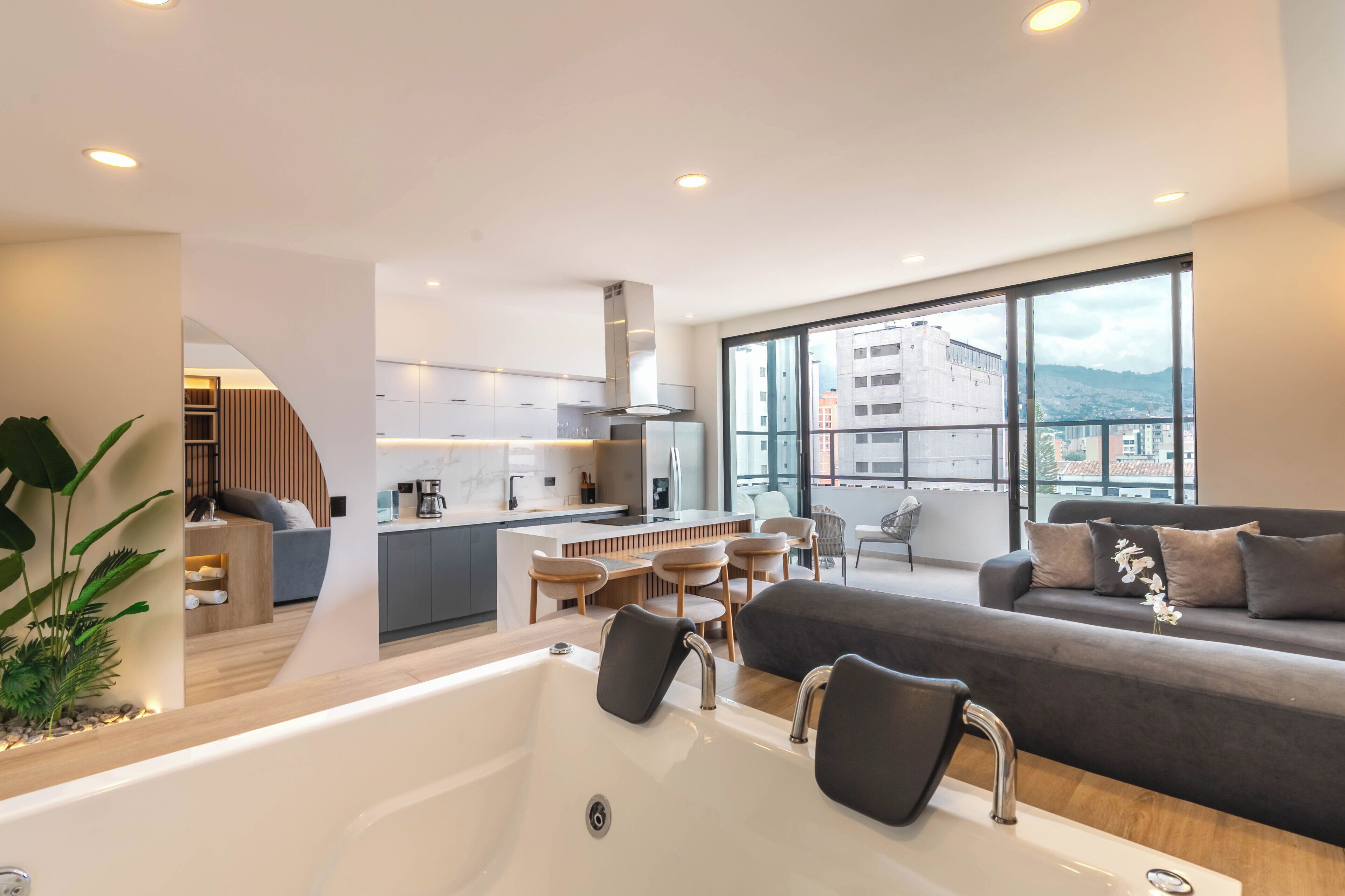 Suíte exclusiva, vista para a cidade | Cozinha privada