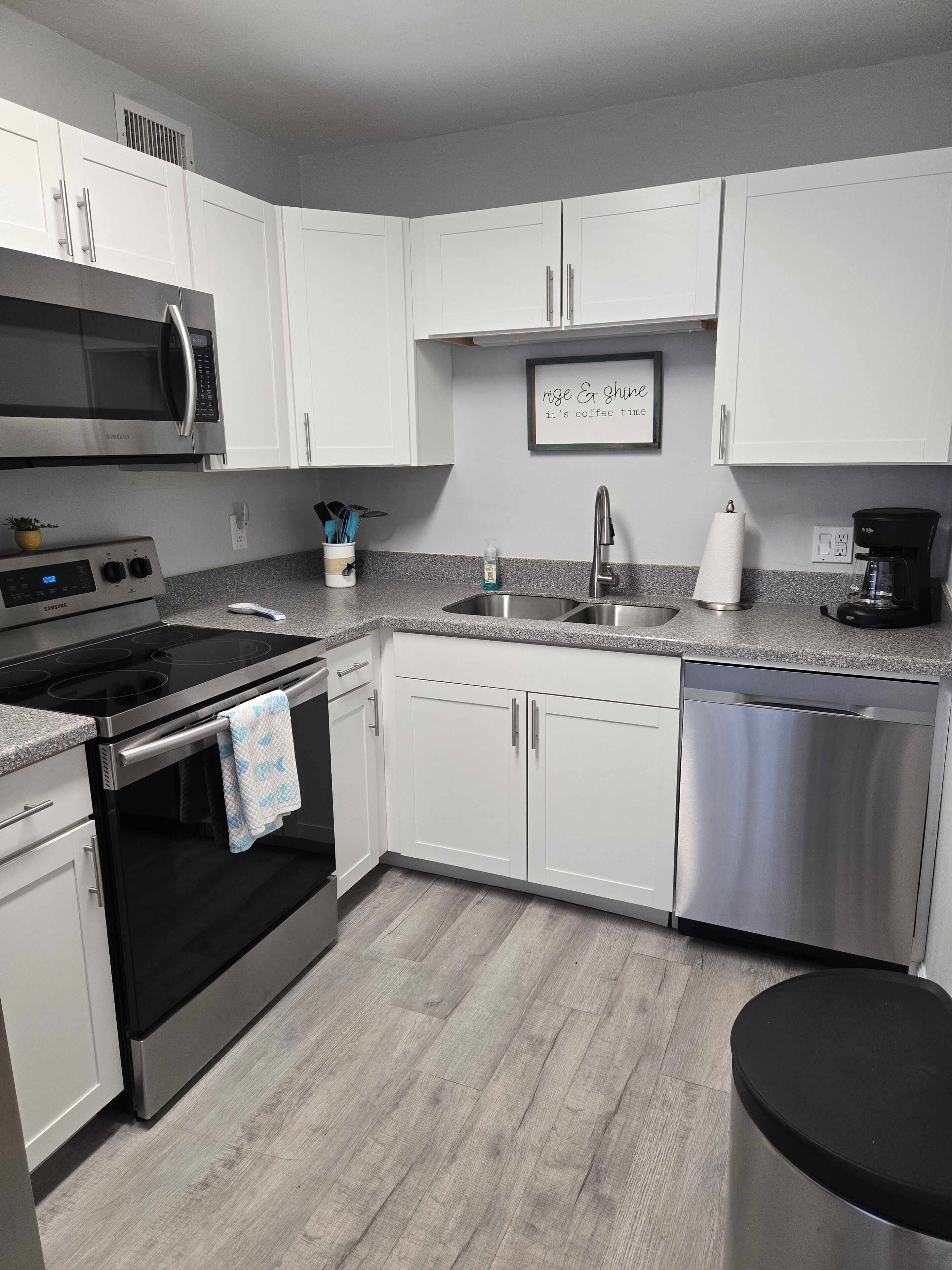 Réfrigérateur, micro-ondes, four, plaque de cuisson