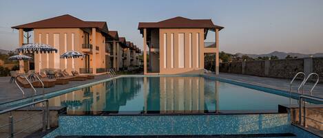 حمّام سباحة خارجي