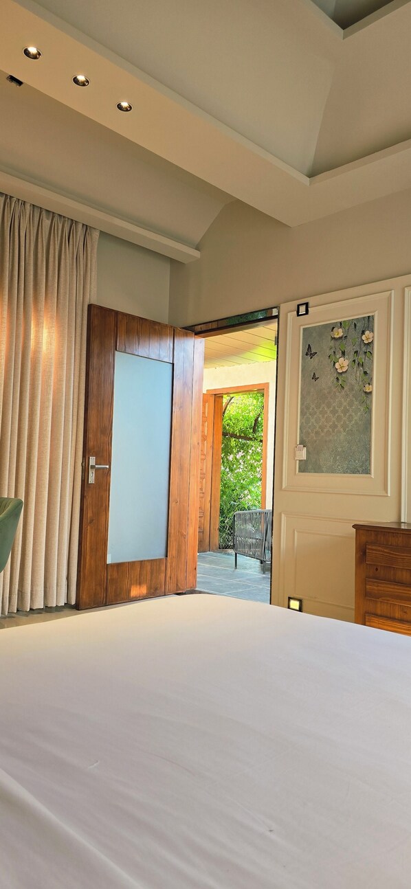 Luxury Villa | Desk, laptop workspace, free WiFi