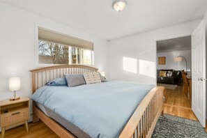 3 habitaciones, tabla de planchar con plancha, internet y ropa de cama