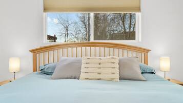 3 bedrooms, iron/ironing board, internet, bed sheets