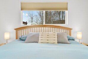 3 bedrooms, iron/ironing board, internet, bed sheets