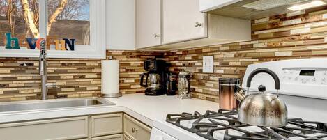 Een microgolfoven, een oven, een kookplaat