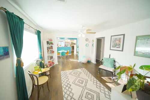 Stylish Southern Bungalow / 4BR / 2BA / Parking