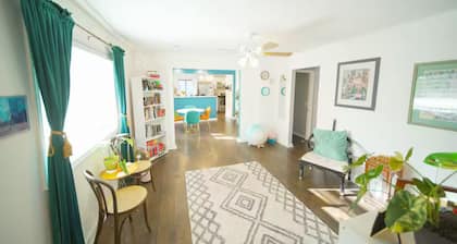 Stylish Southern Bungalow / 4BR / 2BA / Parking