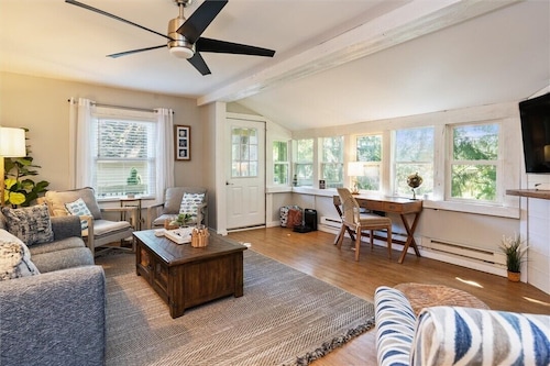 Escape to our cozy 2-BR lakefront cottage on East Bay! Sleeps 6.