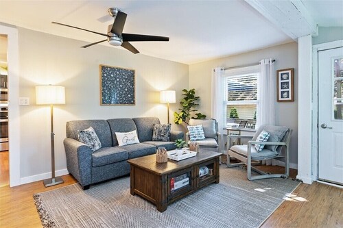 Escape to our cozy 2-BR lakefront cottage on East Bay! Sleeps 6.