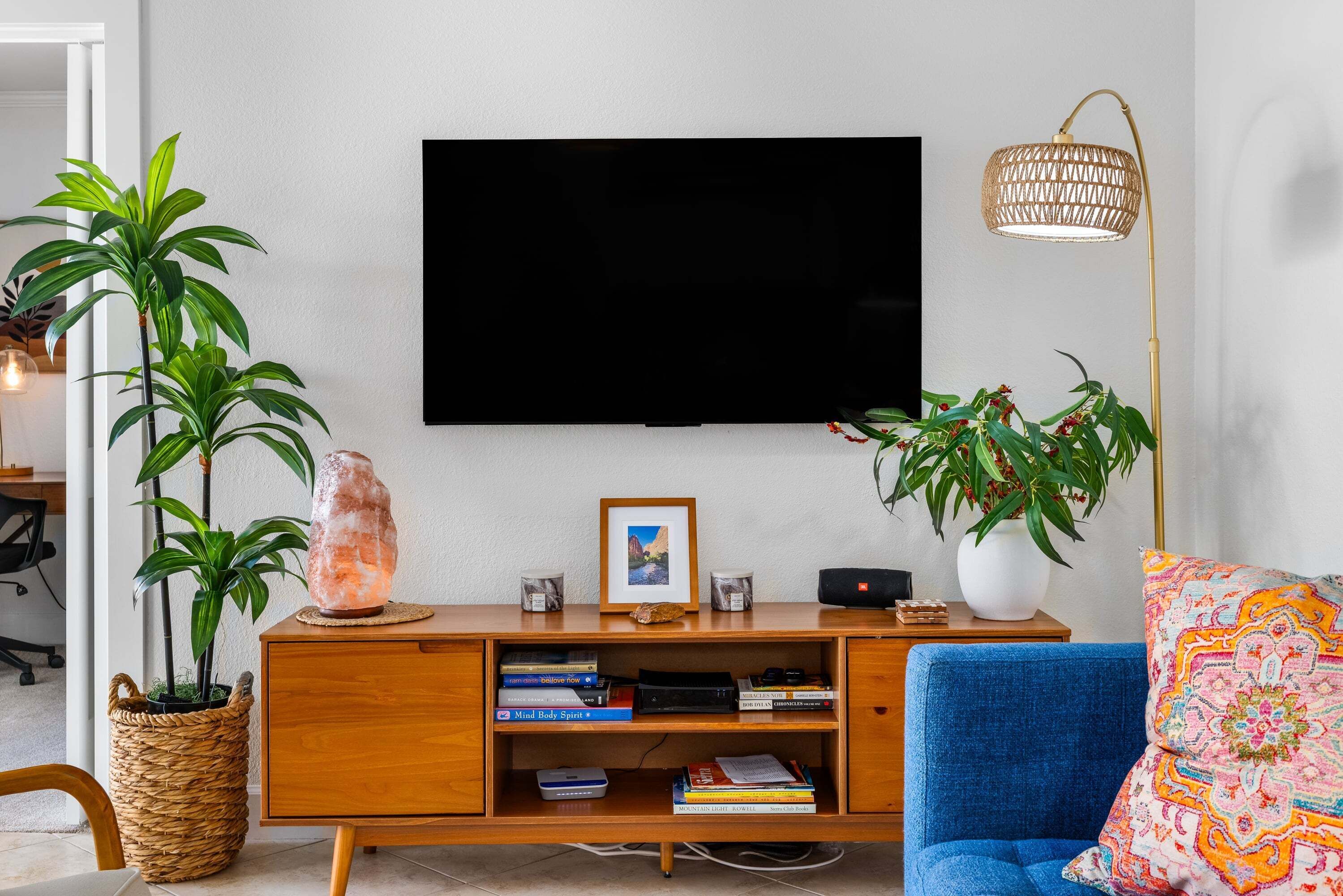 Smart TV, fireplace