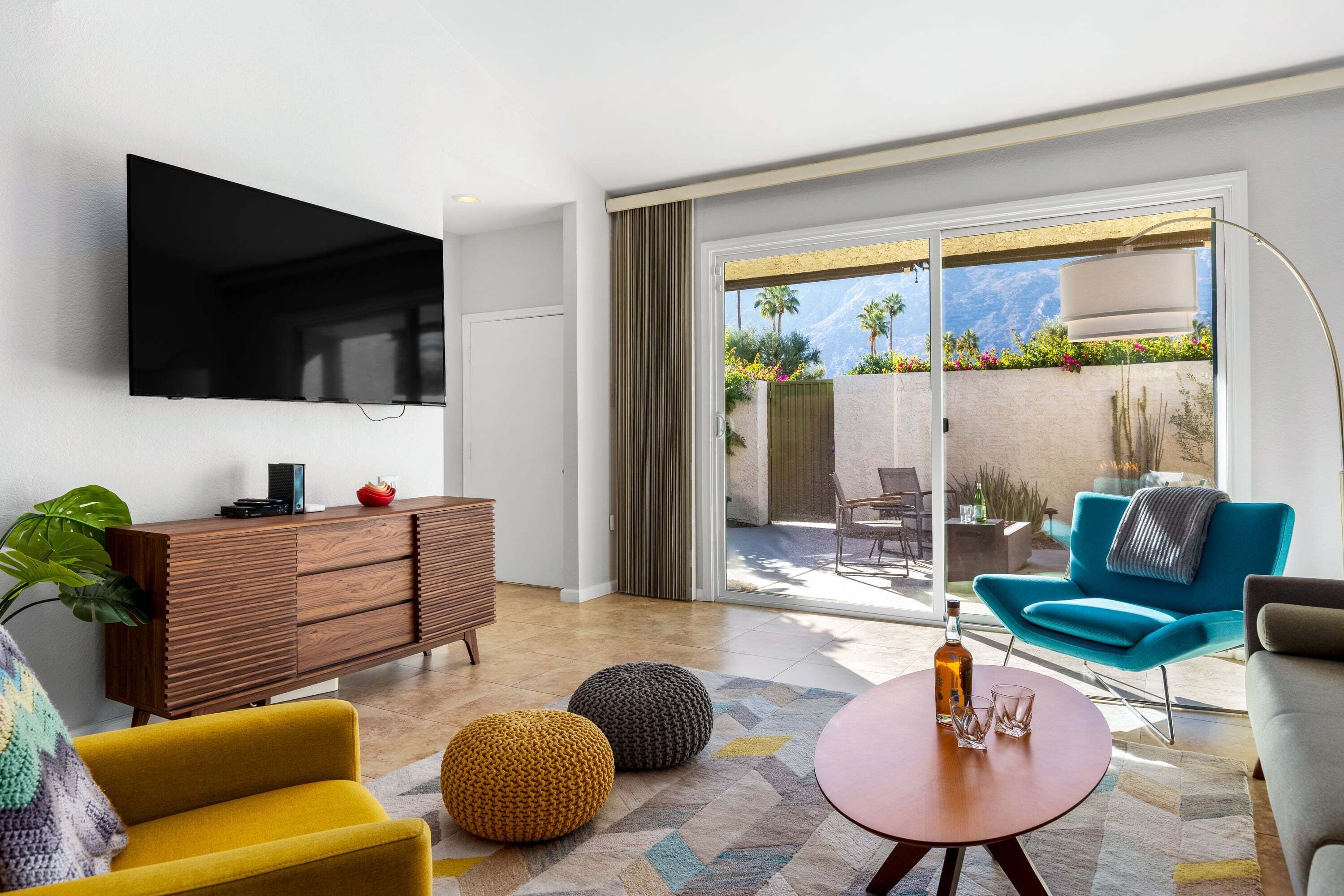 Smart TV, fireplace