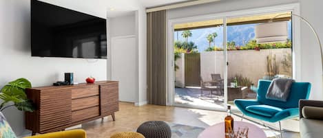 Smart TV, fireplace