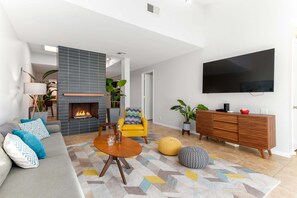 Smart TV, fireplace - Baristo Modern Retreat - Walk to Downtown (Palm Springs)