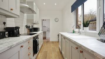 House, 3 Bedrooms | Private kitchen | Fridge, microwave, oven, stovetop