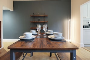 Casa, 3 habitaciones | Servicio de comidas en la habitación