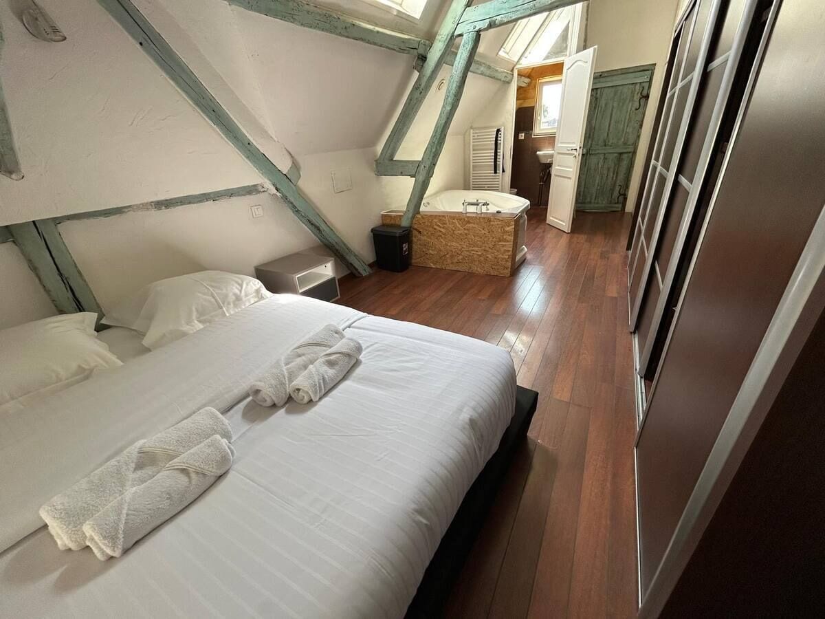 2 bedrooms, iron/ironing board, internet, bed sheets