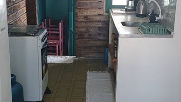 Geladeira, cafeteira/chaleira, chaleira elétrica