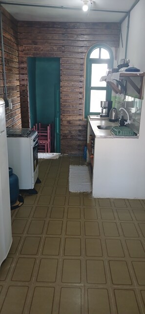 Geladeira, cafeteira/chaleira, chaleira elétrica