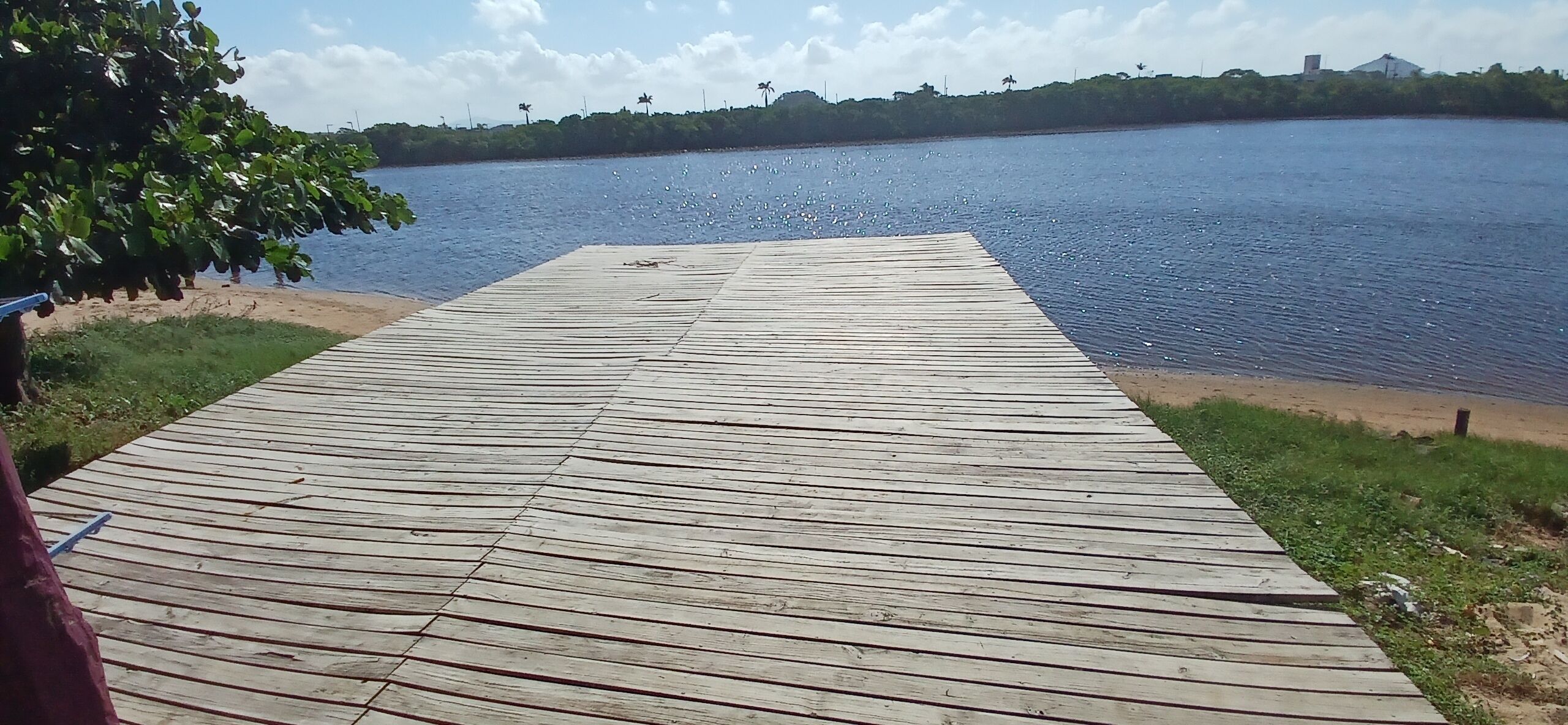 En la playa y camastros 