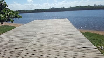 Na praia, espreguiçadeiras