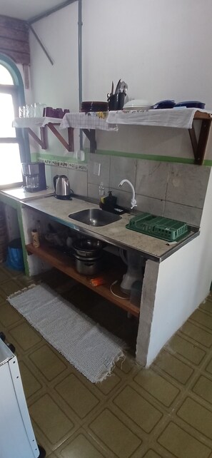 雪櫃、咖啡機/沖茶器、電熱水壺、廚房用具/餐具/器皿