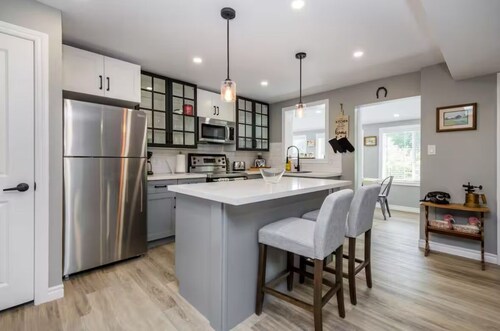 Luxury Farmhouse  in the heart of Barrie