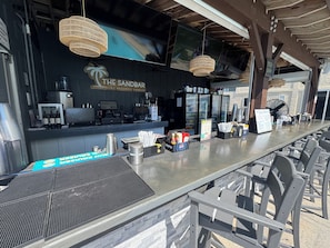 Eine Bar mit Theke, Sitzgelegenheiten und einer Speisekarte.