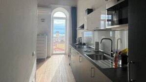 冷蔵庫、電子レンジ、コンロ、食器洗い機