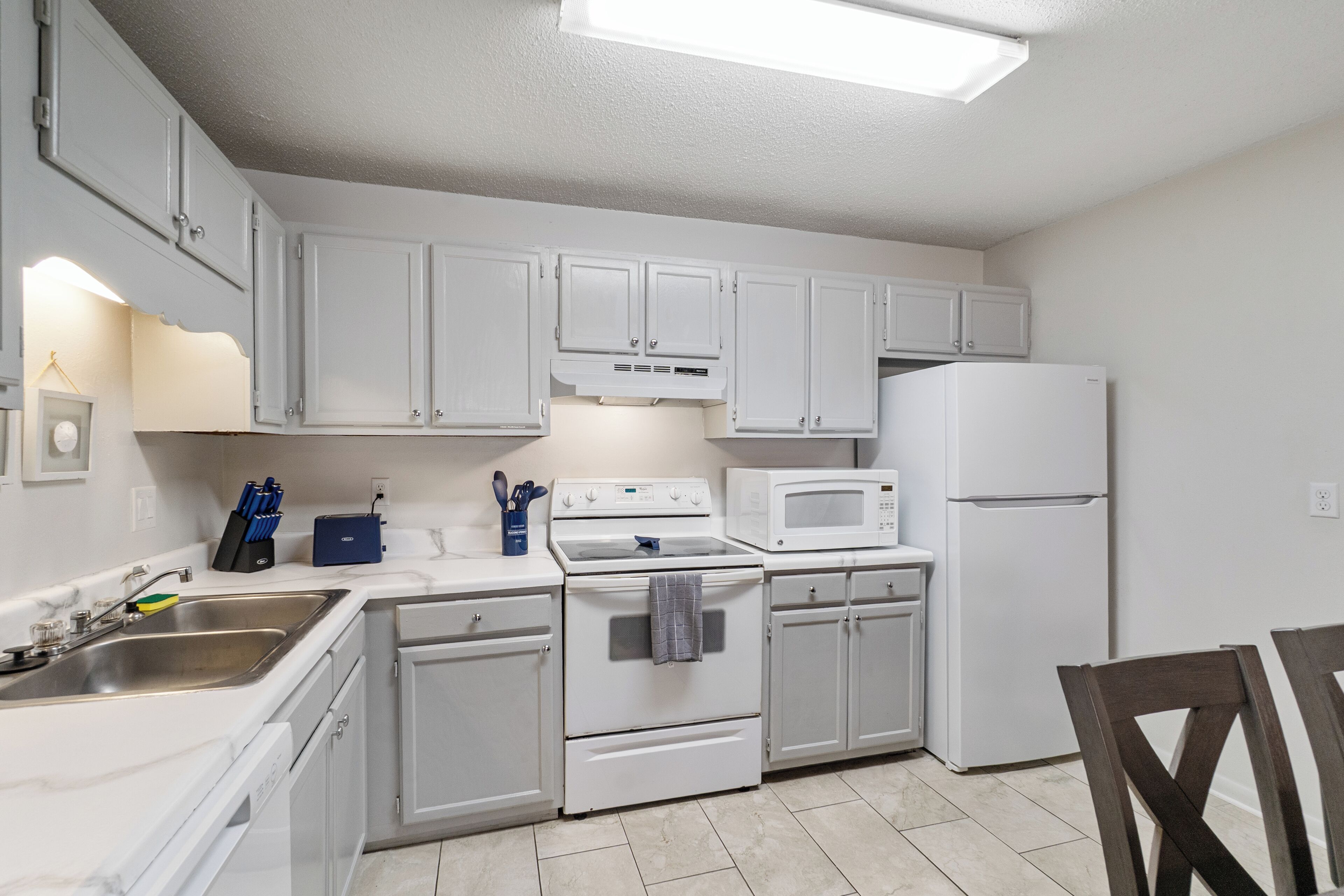 Coffee/tea maker, fridge, microwave, oven