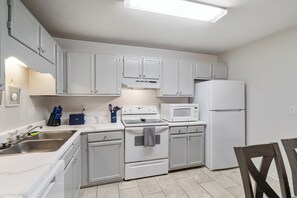 Microondas, horno, parrilla de estufa y lavavajillas 