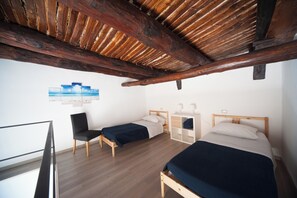 Habitación cuádruple Confort | Caja de seguridad en la habitación, cortinas blackout y insonorización 