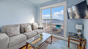 Living area - The Iconic Anchor Haven at Kennebunk Beach (Kennebunk)