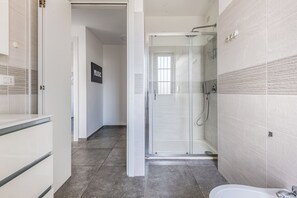 Haartrockner, Bidet, Handtücher, Seife