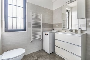 Sèche-cheveux, bidet, serviettes fournies, savon