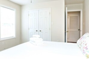 Desk, iron/ironing board, WiFi, bed sheets