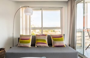 TV - Apartment 'Sea View' with Ocean Views, Wi-Fi, and Air Conditioning (Torremolinos)