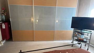 Schreibtisch, Bügeleisen/Bügelbrett, kostenloses WLAN, Bettwäsche