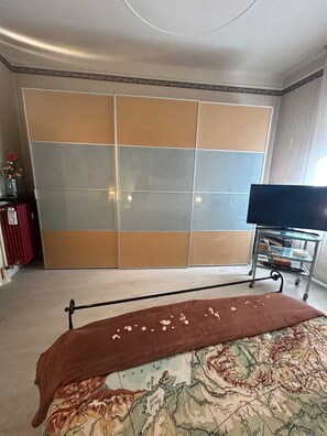 Schreibtisch, Bügeleisen/Bügelbrett, kostenloses WLAN, Bettwäsche