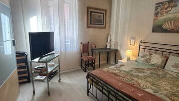 Schreibtisch, Bügeleisen/Bügelbrett, kostenloses WLAN, Bettwäsche