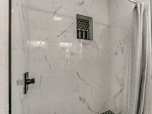 Haartrockner, Handtücher, Seife, Toilettenpapier