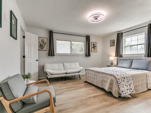 Een strijkplank/strijkijzer, internet, beddengoed