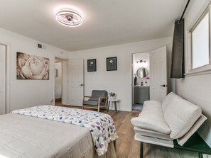 3 bedrooms, iron/ironing board, internet, bed sheets