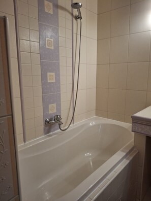 Haartrockner, Bidet, Handtücher, Seife
