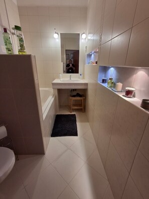 Een haardroger, een bidet, handdoeken, zeep