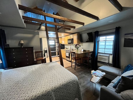 2 soverom, skrivebord, strykejern/-brett og reiseseng for barn. Extended Loft. Near AT, C&O, Harper`s Ferry