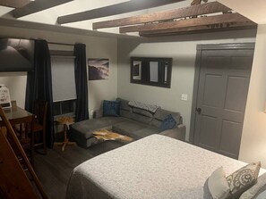 2 عدّة غرف نوم ومكتب ومكواة/لوح كي وسرير سفر